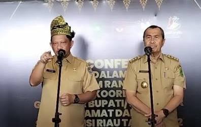 Mendagri Tito Karnavian (kiri) saat bersama Gubernur Riau Syamsuar (foto/int)